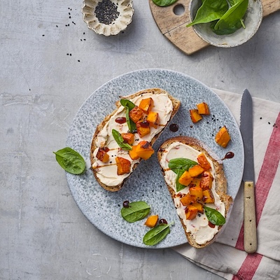 Knusprige Kürbis-Paprika Stulle mit Baby-Spinat