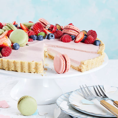 Tarte cheesecake aux fraises et au macarons
