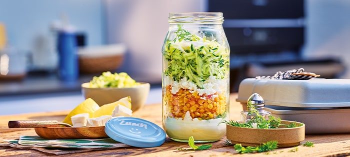 Salat mit roten Linsen, Feta und Zucchini im Miracel Whip Glas