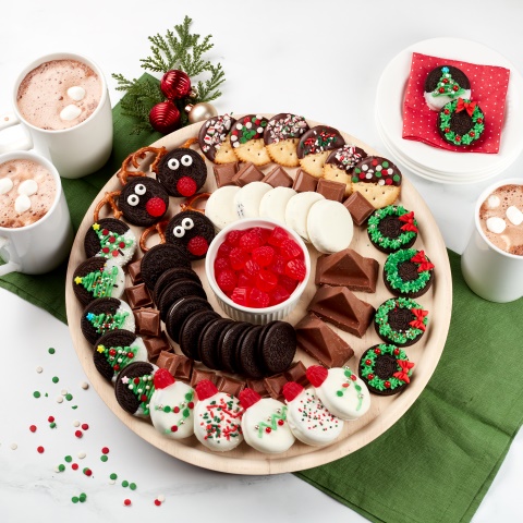 Plateau de desserts aux biscuits décorés et festifs