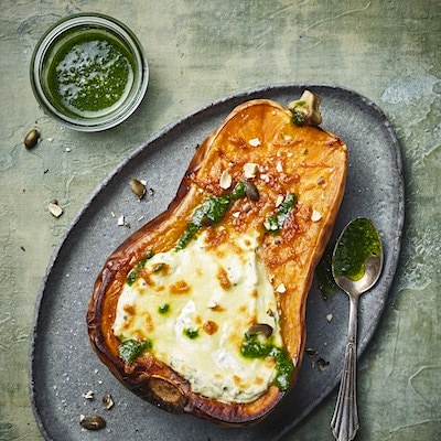 Gefüllter Butternut-Kürbis mit Spinat-Pesto