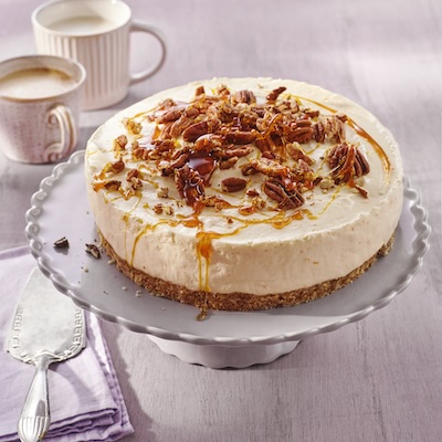 Cheese cake végétalien, aux dattes et aux amandes, au caramel et à l‘orange