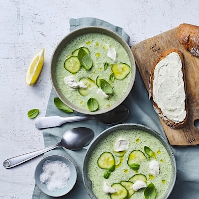Kalte Gurkensuppe mit Philadelphia und Basilikum