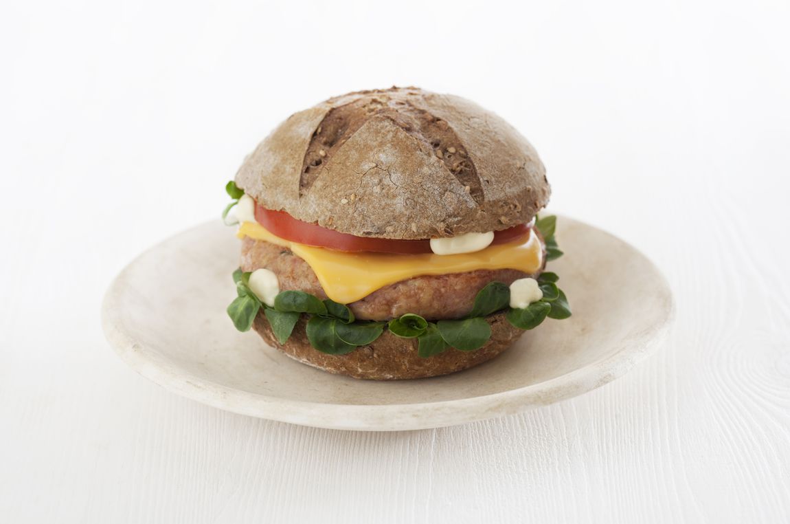 Hamburger di prosciutto cotto, pomodoro, songino, Sottilette® Burger con Cheddar