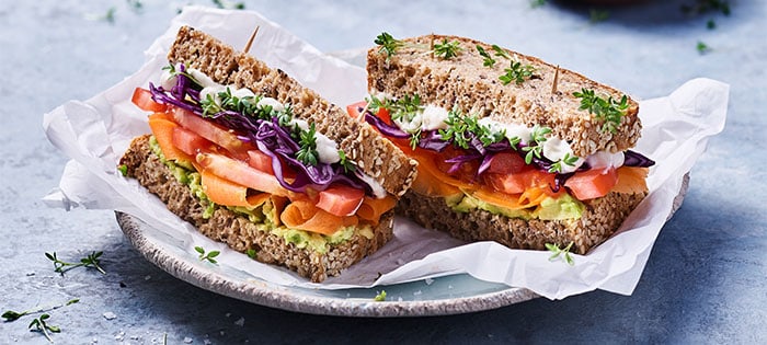 Veganes Miracel Whip Regenbogen Sandwich