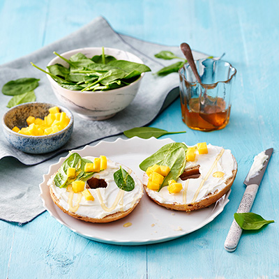 Bagel avec mangue, épinards et Philadelphia Balance