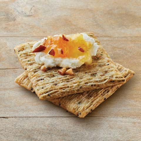 TRISCUIT avec garniture aux amandes, au fromage de chèvre et à la confiture