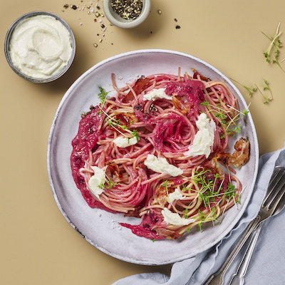 Rote Bete Spaghetti mit Philadelphia Meerrettich, Bacon und Kresse