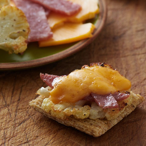 Bouchées TRISCUIT au chou-fleur, au salami et au fromage