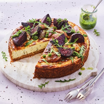 Herzhafter Käsekuchen mit Frühlingszwiebeln, Rote Bete und Schalotten
