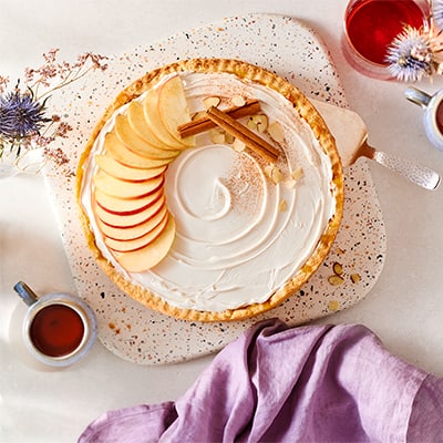 Gâteau aux pommes végane et topping de cheesecake