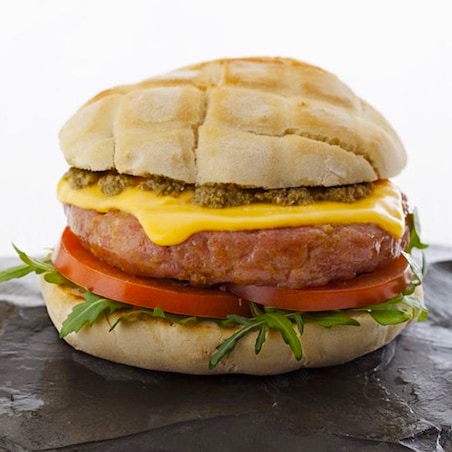 Hamburger con salsiccia e mortadella, rucola, pomodoro, Sottilette® Burger con Cheddar