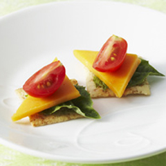 Canapés FINS AU BLÉ aux tomates et au fromage