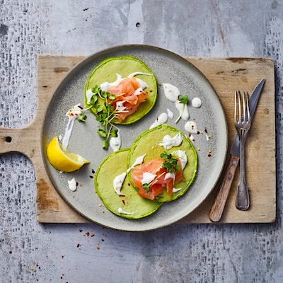 Spinat-Räucherlachs Pancakes mit Philadelphia Feta & Gurke
