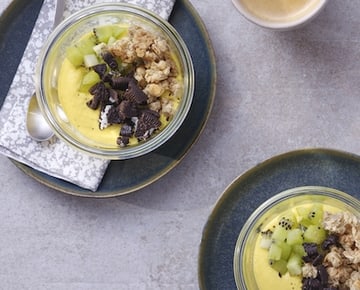 Mango-Smoothie Bowl mit Philadelphia & Oreo-Kokos-Granola