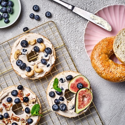 Bagel aux myrtilles et Philadelphia