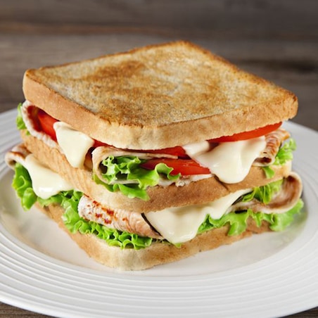 Doppio toast con tacchino grigliato pomodoro e insalata