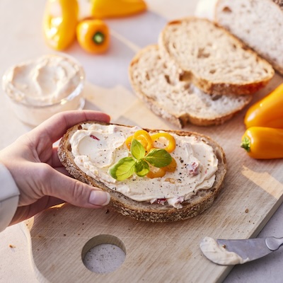 Surdeigsbrød med Philadelphia grillet paprika