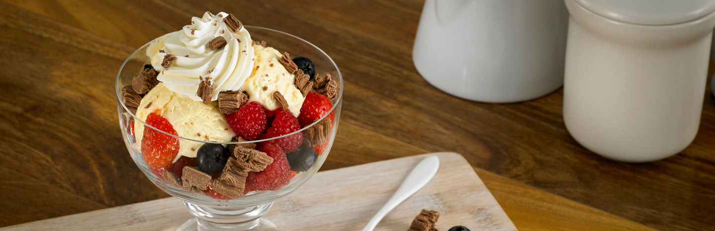 MondelezFoodservice | Summer Berry Sundae with Flake Pieces
