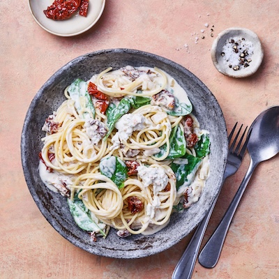 Spaghetti mit Philly Lachs Sauce, Babyspinat und getrockneten Tomaten