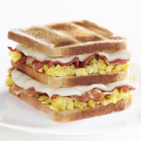 Doppio toast con uova strapazzate, bacon e Sottilette® Classiche