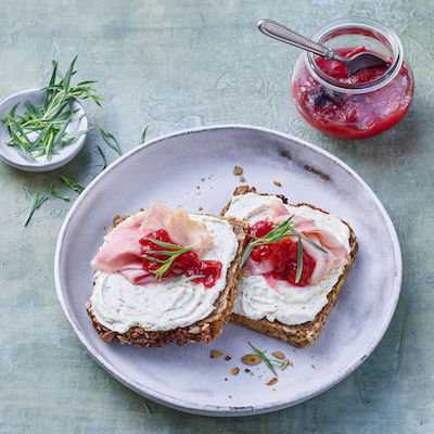 Kürbisbrot mit Schinken und Zwetschgen Chutney