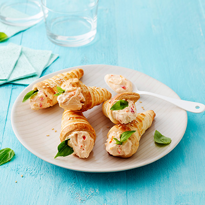 Cornets en pâte feuilletée avec Philadelphia aux poivrons grillés et basilic