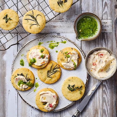 Herzhafte Short-Bread Cookies mit Petersilien-Pesto und Philadelphia Gegrillte Paprika
