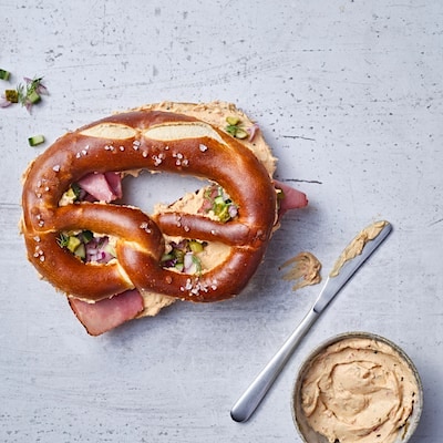 Philadelphia Liptauer Brezel mit Gurken-Relish und Pastrami