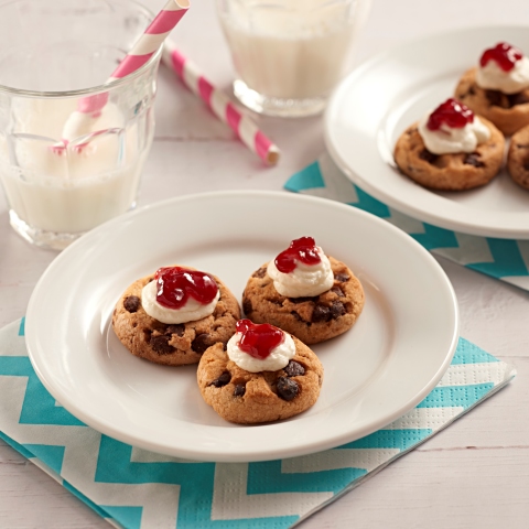 Mini CHIPS AHOY! No Bake Raspberry Cheesecakes 