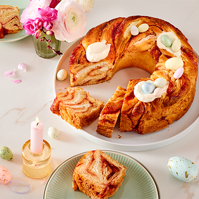 Hefekranztorte mit Cheesecake-Rhabarber-Füllung