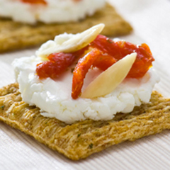 TRISCUIT avec tartinade au fromage de chèvre et aux tomates séchées