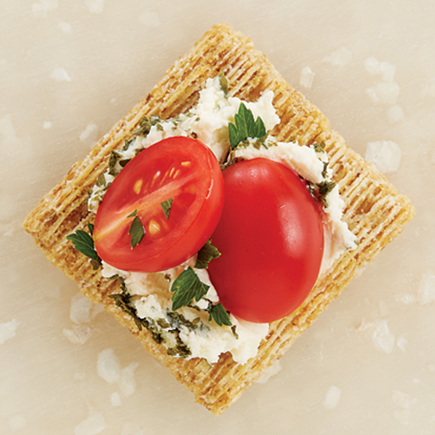 TRISCUIT avec garniture à la tomate et au fromage aux fines herbes