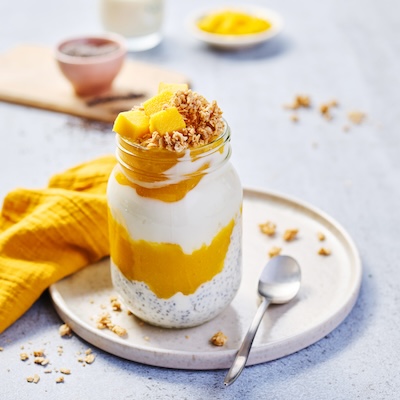 Chia Pudding mit Mangopüree und Granola