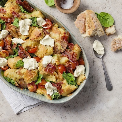 Frühstücksbrotauflauf mit Bacon, Spinat und Cherry-Tomaten