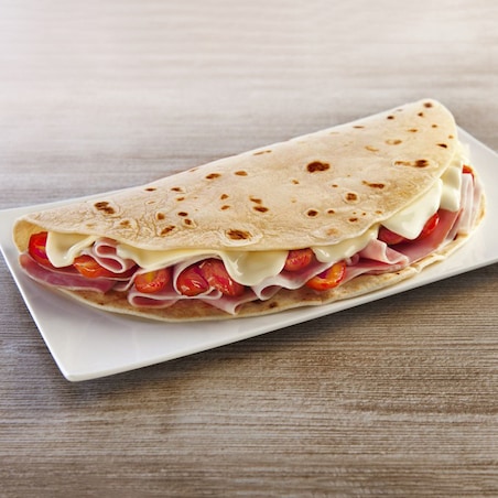 Piadina con prosciutto di Praga e pomodori spadellati