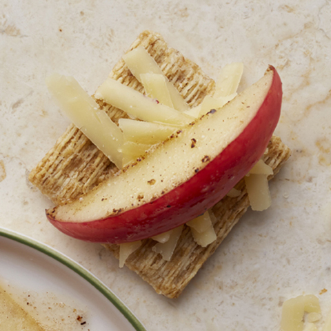 TRISCUIT avec garniture au cheddar et à la pomme