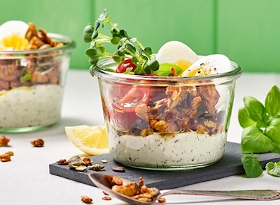 Philadelphia mit Granola, Tomate und Ei