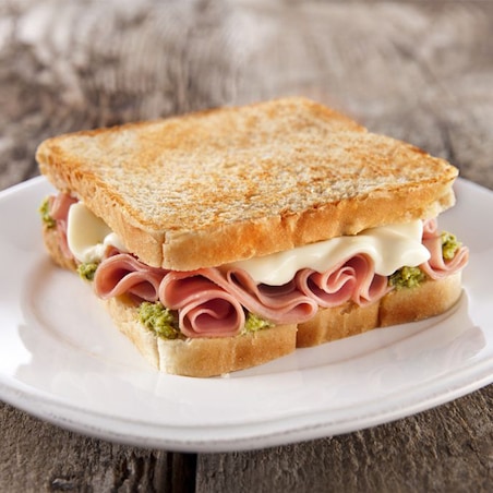 Toast con mortadella e paté di olive verdi