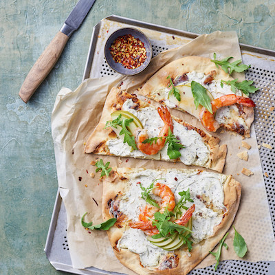 Flammkuchen mit Philadelphia Kräuter, Garnelen und Apfelspalten