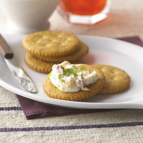 RITZ avec tartinade au fromage, au bacon et à la moutarde de Dijon