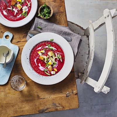 Rote Bete Suppe mit Croûtons, Ei und Philadelphia Meerrettich