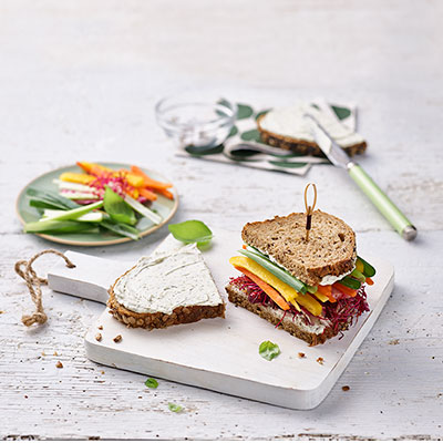 Sandwich arc-en-ciel avec Philadelphia Aux herbes et légumes hauts en couleur