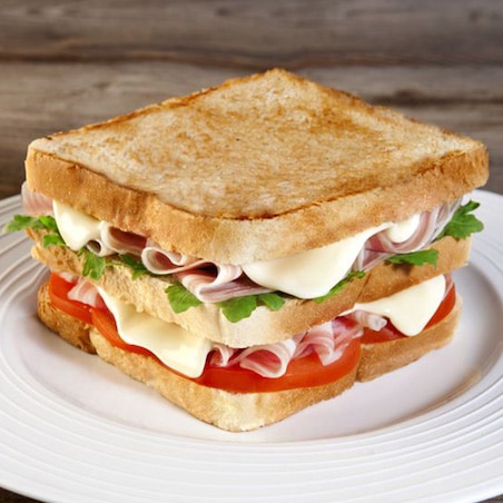 Doppio toast con pancetta coppata, rucola e pomodori ramati