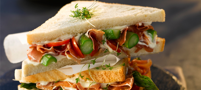 Sandwich mit grünem Spargel & Serrano-Schinken