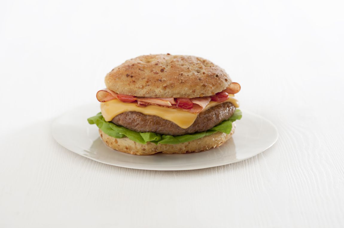 Hamburger di vitello con Praga croccante, Sottilette® Burger con Cheddar, insalata e ketchup