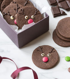 Sjokoladekjeks med julepynt