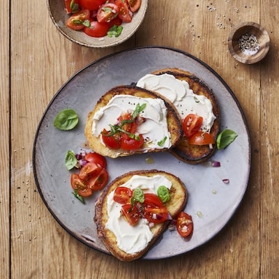 Herzhafter French Toast mit Tomate und Basilikum