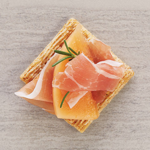 TRISCUIT avec garniture au melon et prosciutto