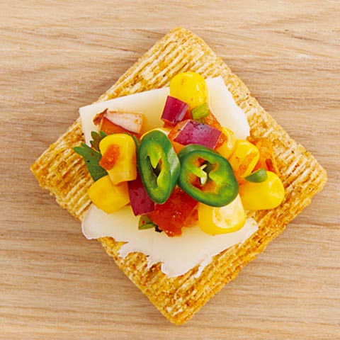 TRISCUIT avec garniture à la salsa de maïs au fromage